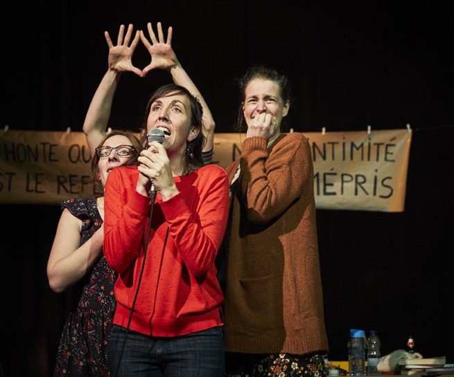 LES SECRETS D UN GAINAGE EFFICACE - LES FILLES DE SIMONE - creation collective Les Filles de Simone texte Tiphaine Gentilleau et Les Filles de Simone - direction d actrices Claire Fretel, Thiphaine Gentilleau, Chloe Olivieres - creation lumieres Mathieu Courtaillier scenographie, costumes Sarah Dupont - musique Etienne Széchényi - regard chorégraphique Jeanne Alechinsky - Avec: Tiphaine Gentilleau, Cecile Guerin, Claire Mechin, Chloe Oliveres et Geraldine Roguez -