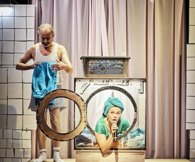 Les Filles de Simone, Derrière le hublot se cache parfois du linge