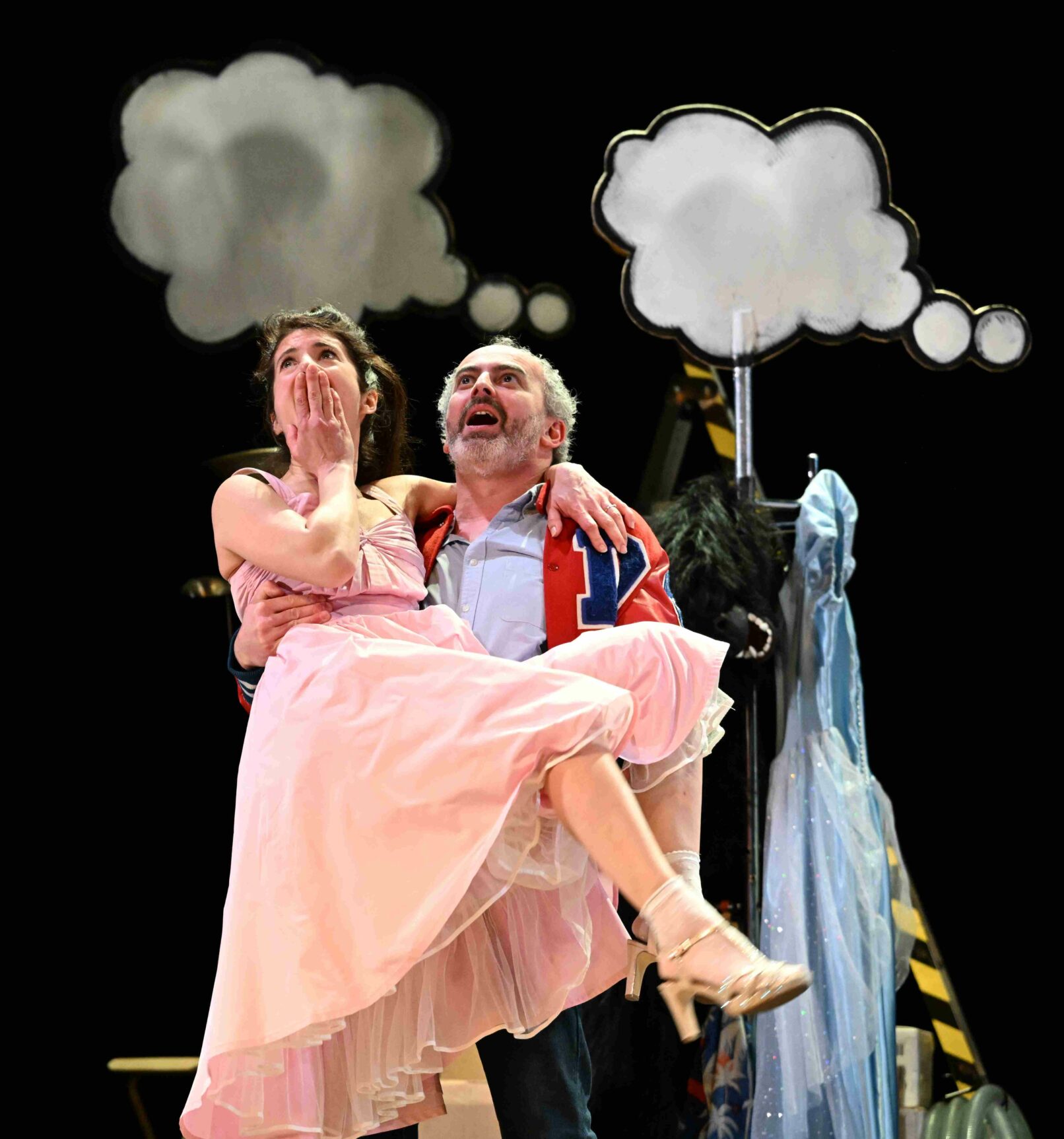 Les Filles de Simone, Derrière le hublot se cache parfois du linge